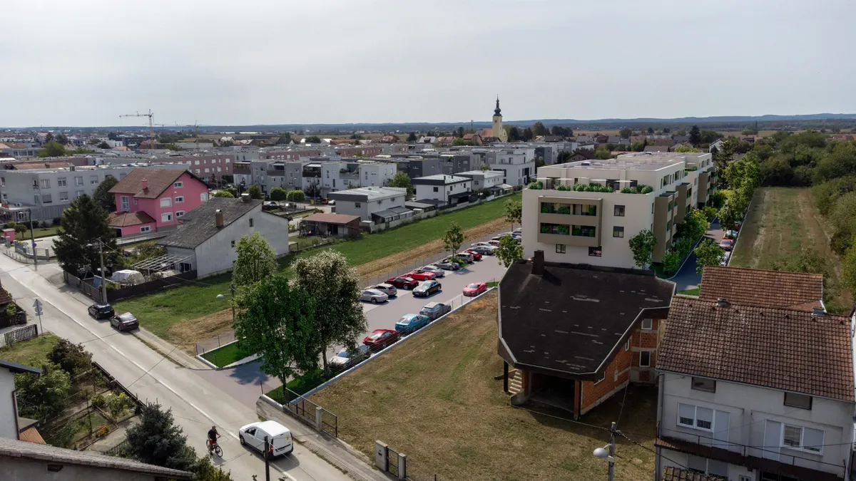 Stanovi Odra iz zraka, pogled s ulice prema zgradi