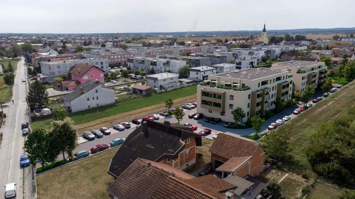 Stanovi Odra iz zraka, oba bloka i parkiralište